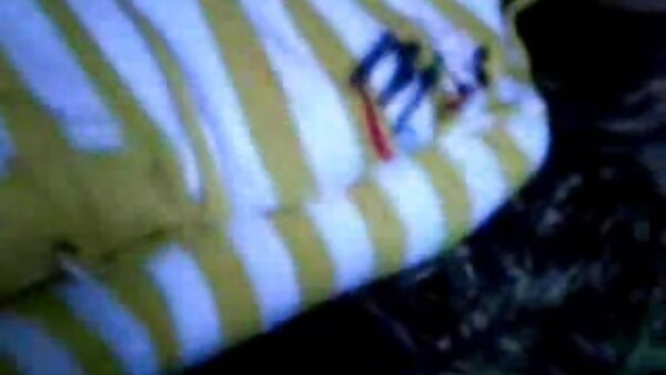 ராவன் ஹேர்டு நீல நிற கண்கள் கொண்ட MILF ஏப்ரல் ப்ளூ பெரிய சேவல் மூலம் துடிக்கிறது