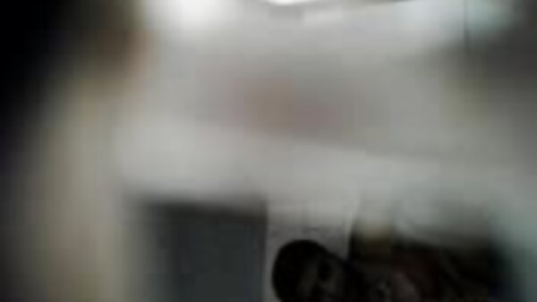 சிவப்பு ஹேர்டு ஹஸ்ஸி பெரிய சேவல் முழங்காலில் நின்று உறிஞ்சி மகிழ்கிறது