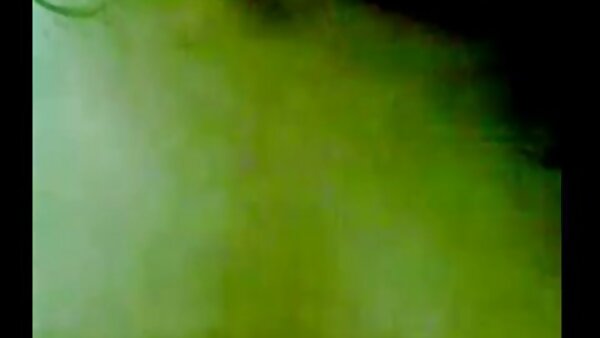 ஃபக்கபிள் ப்ரூனெட் மாணவி தனது ஹேரி யோனியை பெரிதாக்கப்பட்ட டில்டோவால் துளைக்கிறார்