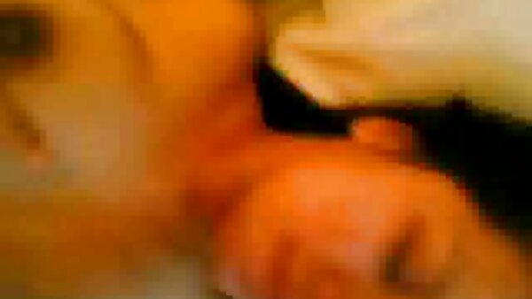 ஆசிய மண்வெட்டி கொனாட்சு ஹினாட்டாவின் புழையை விரல்களால் நீட்டுகிறது